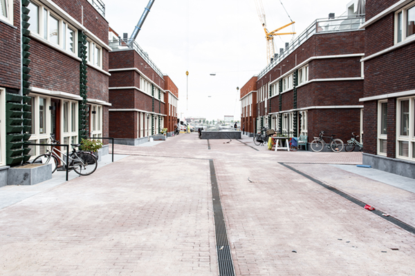 Ecodak met gebruikersdak en waterretentie op parkeergarage appartementencomplex Amsterdam